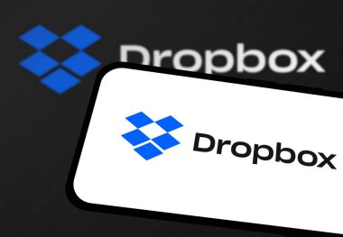 Chittagong, Bangladeş - 21 Ağustos 2024: Dropbox logosu akıllı telefonda sergilenmektedir. Dropbox bir dosya sunucu yazılım şirketidir.