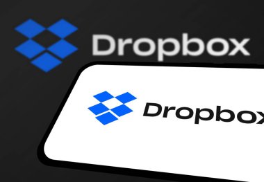 Chittagong, Bangladeş - 21 Ağustos 2024: Dropbox logosu akıllı telefonda sergilenmektedir. Dropbox bir dosya sunucu yazılım şirketidir.