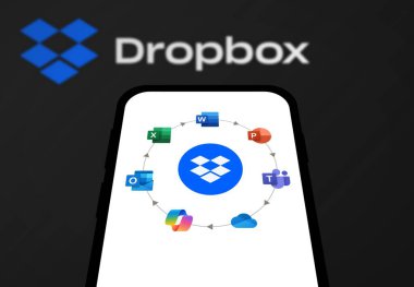 Chittagong, Bangladeş - 21 Ağustos 2024: Dropbox ve Microsoft Office 365 Bütünleşme - Dropbox akıllı telefondan gösterildi