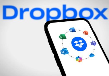 Chittagong, Bangladeş - 21 Ağustos 2024: Dropbox ve Microsoft Office 365 Bütünleşme - Dropbox akıllı telefondan gösterildi