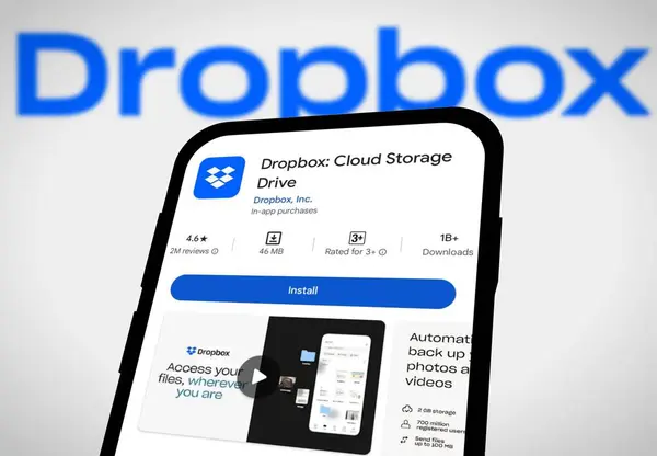 Chittagong, Bangladeş - 21 Ağustos 2024: Android akıllı telefonlar için Dropbox uygulaması kurulumu, Dropbox uygulaması Google Play Store 'da görüldü