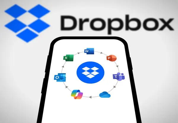 Chittagong, Bangladeş - 21 Ağustos 2024: Dropbox ve Microsoft Office 365 Bütünleşme - Dropbox akıllı telefondan gösterildi