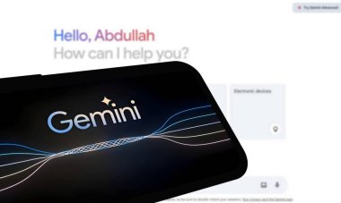 Chittagong, Bangladeş - 07 Eylül 2024: Google Gemini büyük dil modeli Logosu akıllı telefonda gösterilir.