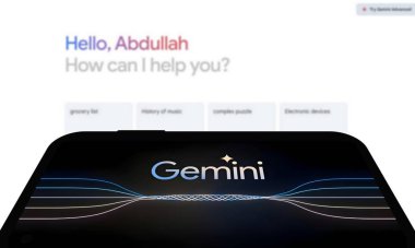Chittagong, Bangladeş - 07 Eylül 2024: Google Gemini büyük dil modeli Logosu akıllı telefonda gösterilir.