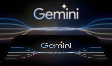 Chittagong, Bangladeş - 07 Eylül 2024: Google Gemini büyük dil modeli Logosu akıllı telefonda gösterilir.