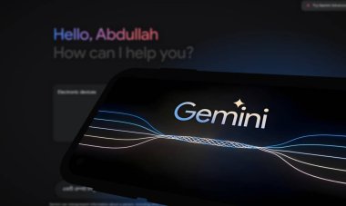 Chittagong, Bangladeş - 07 Eylül 2024: Google Gemini büyük dil modeli Logosu akıllı telefonda gösterilir.
