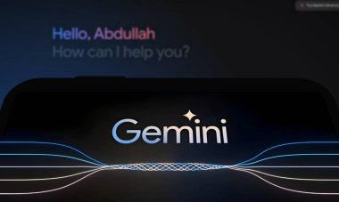 Chittagong, Bangladeş - 07 Eylül 2024: Google Gemini büyük dil modeli Logosu akıllı telefonda gösterilir.