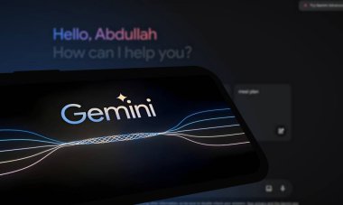 Chittagong, Bangladeş - 07 Eylül 2024: Google Gemini büyük dil modeli Logosu akıllı telefonda gösterilir.