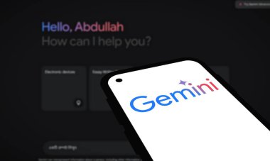 Chittagong, Bangladeş - 07 Eylül 2024: Google Gemini büyük dil modeli Logosu akıllı telefonda gösterilir.