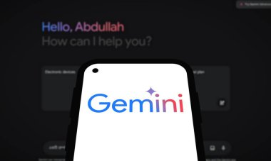 Chittagong, Bangladeş - 07 Eylül 2024: Google Gemini büyük dil modeli Logosu akıllı telefonda gösterilir.