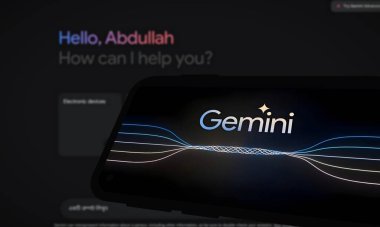 Chittagong, Bangladeş - 07 Eylül 2024: Google Gemini büyük dil modeli Logosu akıllı telefonda gösterilir.