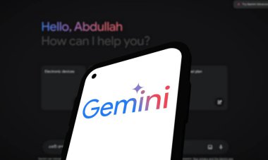 Chittagong, Bangladeş - 07 Eylül 2024: Google Gemini büyük dil modeli Logosu akıllı telefonda gösterilir.