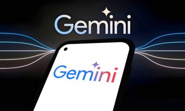 Chittagong, Bangladeş - 07 Eylül 2024: Google Gemini büyük dil modeli Logosu akıllı telefonda gösterilir.