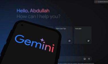 Chittagong, Bangladeş - 07 Eylül 2024: Google Gemini büyük dil modeli Logosu akıllı telefonda gösterilir.