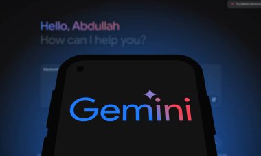 Chittagong, Bangladeş - 07 Eylül 2024: Google Gemini büyük dil modeli Logosu akıllı telefonda gösterilir.