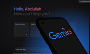 Chittagong, Bangladeş - 07 Eylül 2024: Google Gemini büyük dil modeli Logosu akıllı telefonda gösterilir.