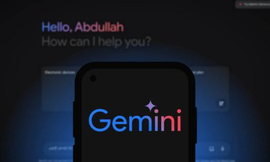 Chittagong, Bangladeş - 07 Eylül 2024: Google Gemini büyük dil modeli Logosu akıllı telefonda gösterilir.