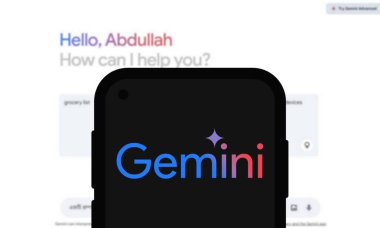 Chittagong, Bangladeş - 07 Eylül 2024: Google Gemini büyük dil modeli Logosu akıllı telefonda gösterilir.