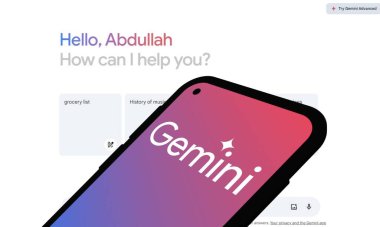 Chittagong, Bangladeş - 07 Eylül 2024: Google Gemini büyük dil modeli Logosu akıllı telefonda gösterilir.