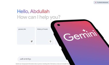 Chittagong, Bangladeş - 07 Eylül 2024: Google Gemini büyük dil modeli Logosu akıllı telefonda gösterilir.