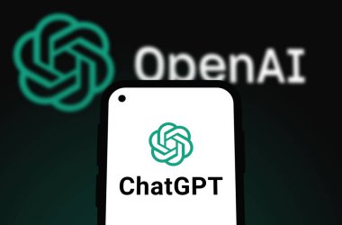 Chittagong, Bangladeş - 07 Eylül 2024: OpenAi ChatGPT logosu akıllı telefonda sergilenmektedir. Yapay zeka şirketi OpenAI