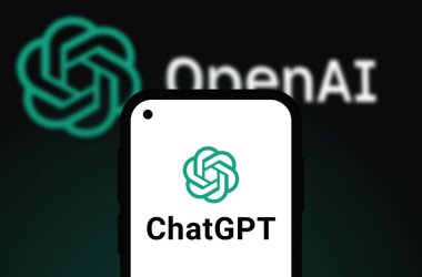 Chittagong, Bangladeş - 07 Eylül 2024: OpenAi ChatGPT logosu akıllı telefonda sergilenmektedir. Yapay zeka şirketi OpenAI