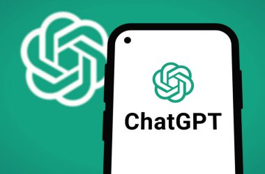 Chittagong, Bangladeş - 07 Eylül 2024: OpenAi ChatGPT logosu akıllı telefonda sergilenmektedir. Yapay zeka şirketi OpenAI