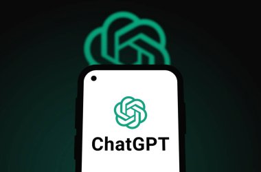 Chittagong, Bangladeş - 07 Eylül 2024: OpenAi ChatGPT logosu akıllı telefonda sergilenmektedir. Yapay zeka şirketi OpenAI