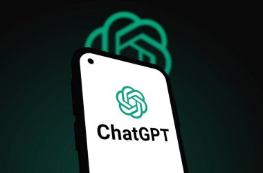 Chittagong, Bangladeş - 07 Eylül 2024: OpenAi ChatGPT logosu akıllı telefonda sergilenmektedir. Yapay zeka şirketi OpenAI
