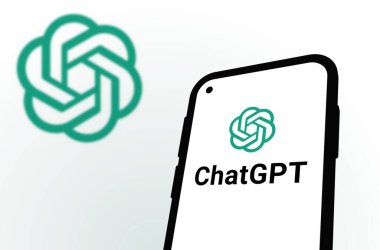 Chittagong, Bangladeş - 07 Eylül 2024: OpenAi ChatGPT logosu akıllı telefonda sergilenmektedir. Yapay zeka şirketi OpenAI