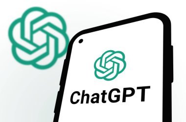 Chittagong, Bangladeş - 07 Eylül 2024: OpenAi ChatGPT logosu akıllı telefonda sergilenmektedir. Yapay zeka şirketi OpenAI