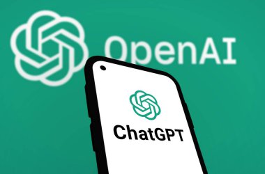 Chittagong, Bangladeş - 07 Eylül 2024: OpenAi ChatGPT logosu akıllı telefonda sergilenmektedir. Yapay zeka şirketi OpenAI