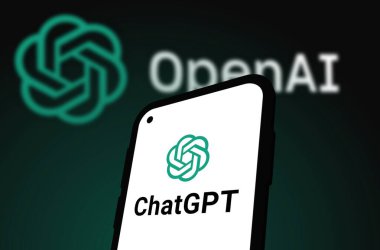 Chittagong, Bangladeş - 07 Eylül 2024: OpenAi ChatGPT logosu akıllı telefonda sergilenmektedir. Yapay zeka şirketi OpenAI
