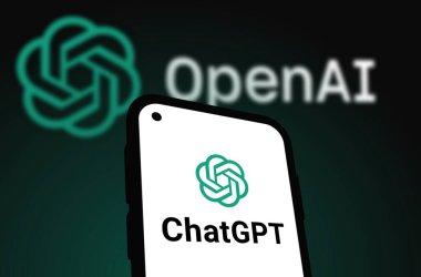 Chittagong, Bangladeş - 07 Eylül 2024: OpenAi ChatGPT logosu akıllı telefonda sergilenmektedir. Yapay zeka şirketi OpenAI