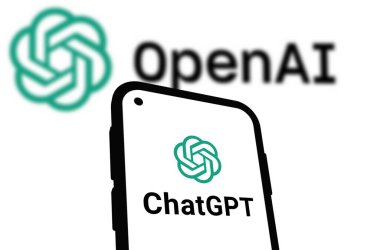 Chittagong, Bangladeş - 07 Eylül 2024: OpenAi ChatGPT logosu akıllı telefonda sergilenmektedir. Yapay zeka şirketi OpenAI