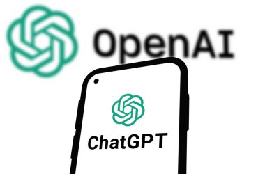 Chittagong, Bangladeş - 07 Eylül 2024: OpenAi ChatGPT logosu akıllı telefonda sergilenmektedir. Yapay zeka şirketi OpenAI
