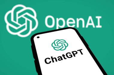 Chittagong, Bangladeş - 07 Eylül 2024: OpenAi ChatGPT logosu akıllı telefonda sergilenmektedir. Yapay zeka şirketi OpenAI