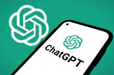 Chittagong, Bangladeş - 07 Eylül 2024: OpenAi ChatGPT logosu akıllı telefonda sergilenmektedir. Yapay zeka şirketi OpenAI