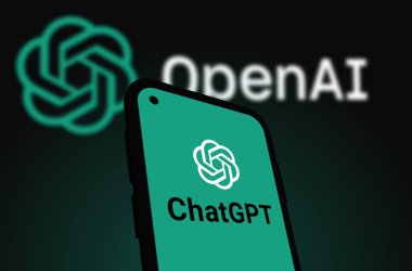Chittagong, Bangladeş - 07 Eylül 2024: OpenAi ChatGPT logosu akıllı telefonda sergilenmektedir. Yapay zeka şirketi OpenAI
