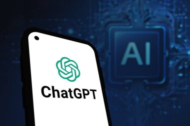 Chittagong, Bangladeş - 07 Eylül 2024: OpenAi ChatGPT logosu akıllı telefonda sergilenmektedir. Yapay zeka şirketi OpenAI