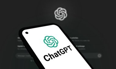 Chittagong, Bangladeş - 07 Eylül 2024: OpenAi ChatGPT logosu akıllı telefonda sergilenmektedir. Yapay zeka şirketi OpenAI