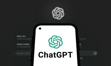Chittagong, Bangladeş - 07 Eylül 2024: OpenAi ChatGPT logosu akıllı telefonda sergilenmektedir. Yapay zeka şirketi OpenAI