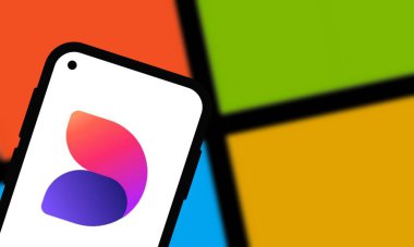 Chittagong, Bangladeş - 07 Eylül 2024: Microsoft Tasarımcı logosu akıllı telefonda sergilenmektedir. Bir Amerikan Yazılım Şirketi..
