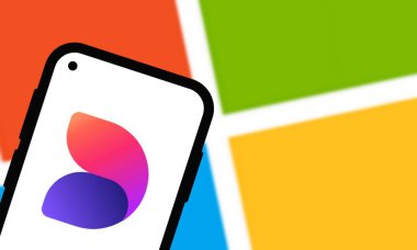 Chittagong, Bangladeş - 07 Eylül 2024: Microsoft Tasarımcı logosu akıllı telefonda sergilenmektedir. Bir Amerikan Yazılım Şirketi..