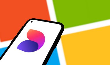 Chittagong, Bangladeş - 07 Eylül 2024: Microsoft Tasarımcı logosu akıllı telefonda sergilenmektedir. Bir Amerikan Yazılım Şirketi..