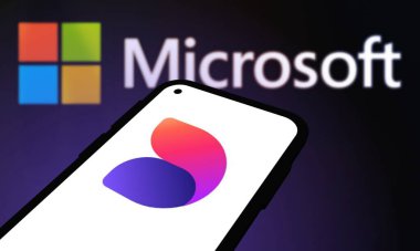 Chittagong, Bangladeş - 07 Eylül 2024: Microsoft Tasarımcı logosu akıllı telefonda sergilenmektedir. Bir Amerikan Yazılım Şirketi..