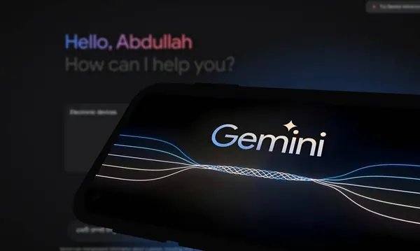 Chittagong, Bangladeş - 07 Eylül 2024: Google Gemini büyük dil modeli Logosu akıllı telefonda gösterilir.