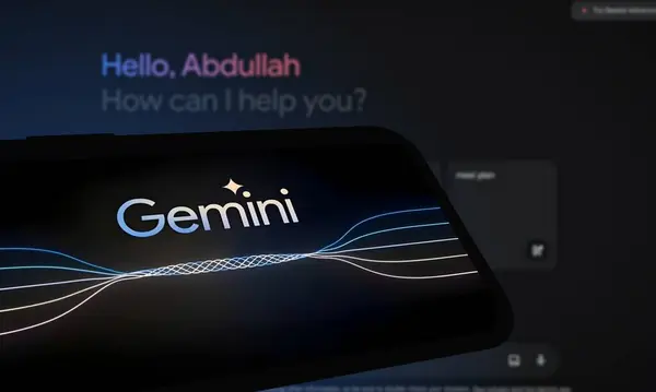 Chittagong, Bangladeş - 07 Eylül 2024: Google Gemini büyük dil modeli Logosu akıllı telefonda gösterilir.