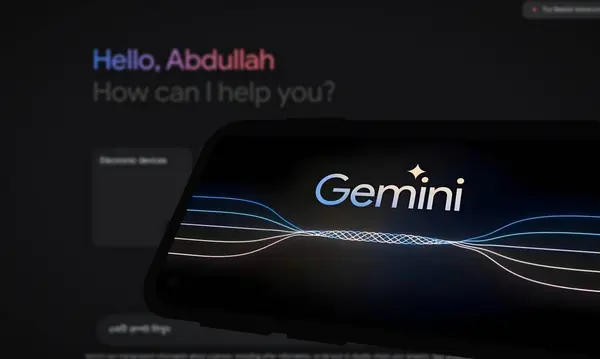 Chittagong, Bangladeş - 07 Eylül 2024: Google Gemini büyük dil modeli Logosu akıllı telefonda gösterilir.