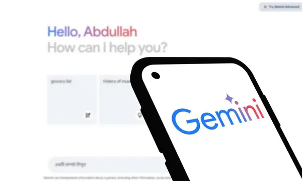 Chittagong, Bangladeş - 07 Eylül 2024: Google Gemini büyük dil modeli Logosu akıllı telefonda gösterilir.